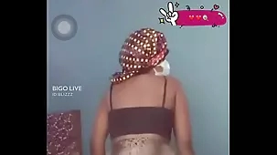 Young and seductive babe showcasing her twerking skills on Bigo live