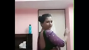 Indian teen gets her ass worshipped in a provocative dance